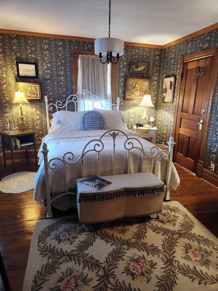 Applesauce Inn Bed and Breakfast 6/22