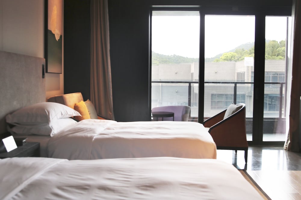 Deluxe, Twin Beds, Partial Lake View