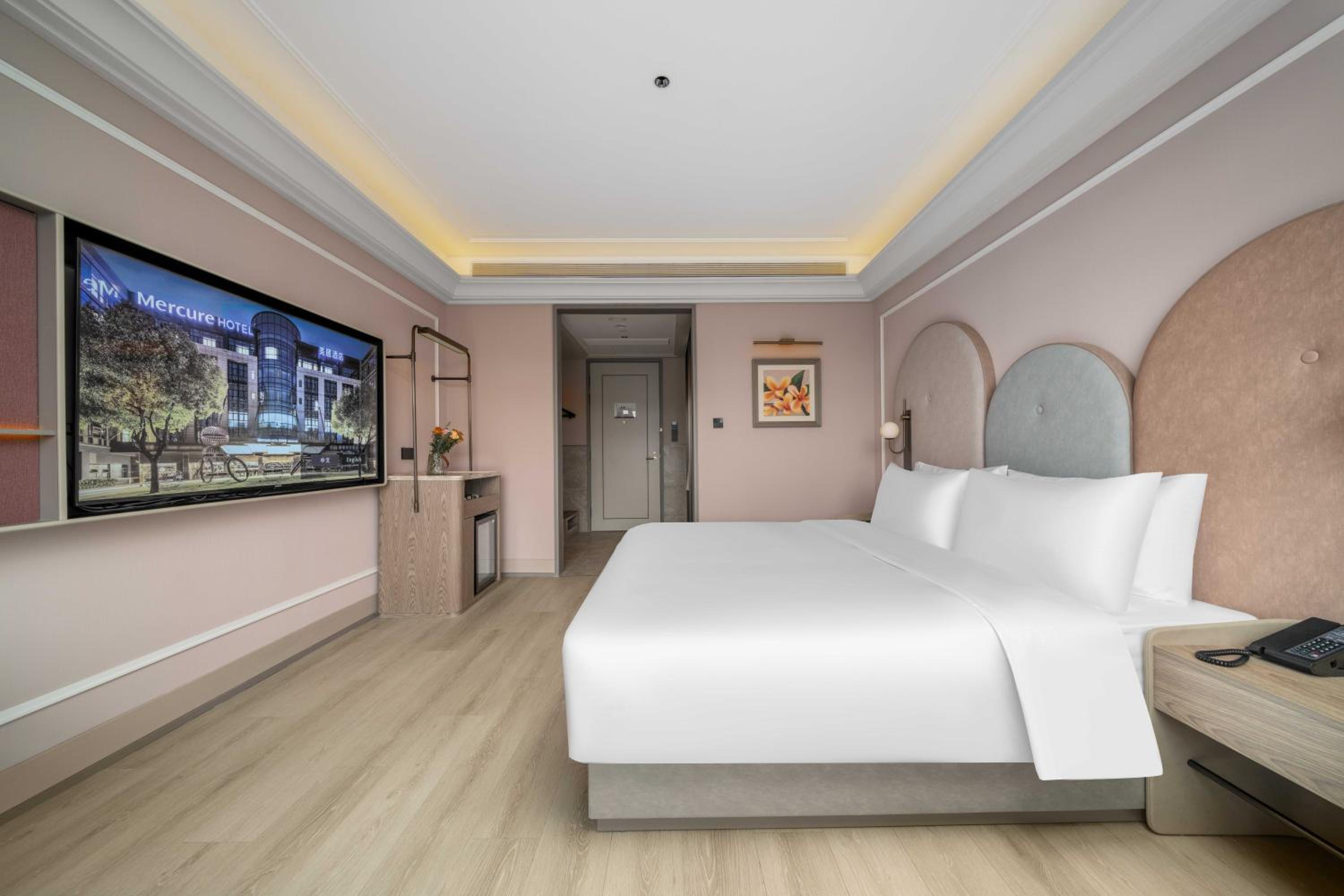 DELUXE, KING BED
