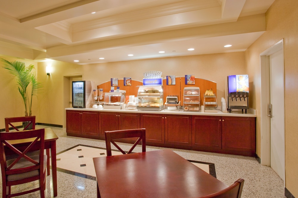 Holiday Inn Express and Suites Los Angeles Airport Hawthorne 45/53