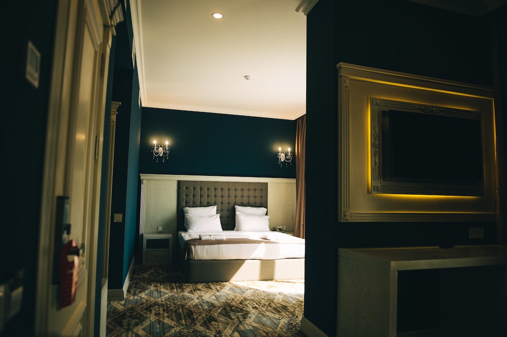 Emerald Suite Hotel 17/37