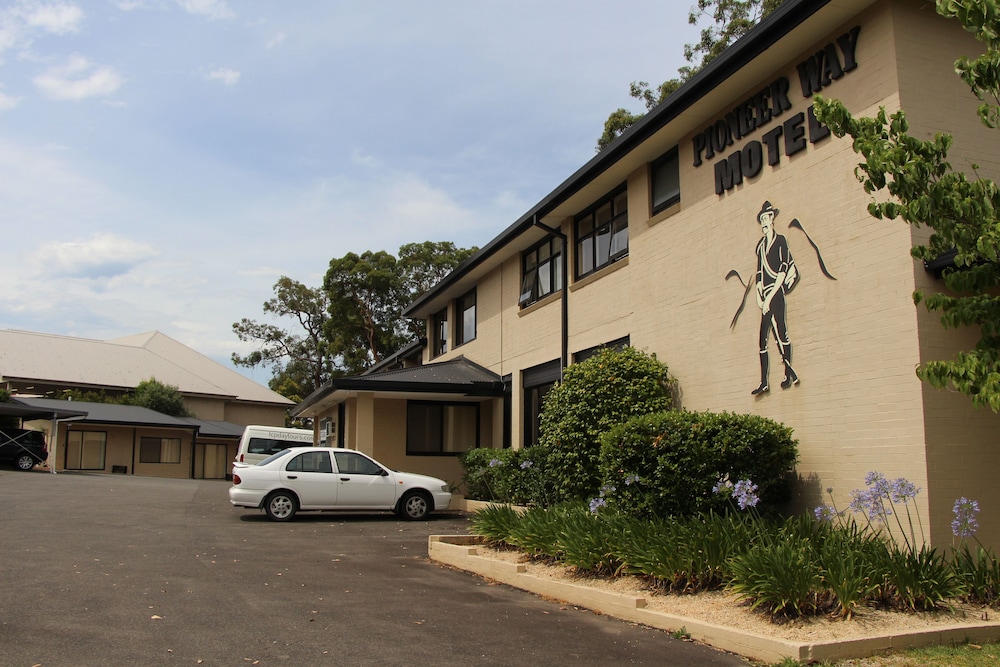 PIONEER WAY MOTEL 47/55