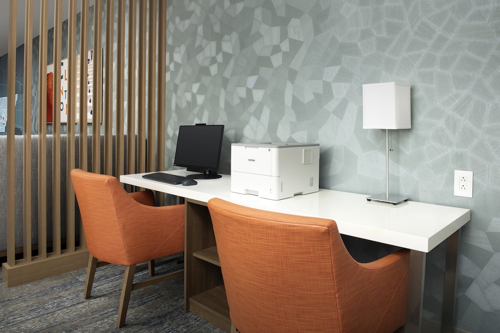 Holiday Inn Express Hoteland Suites Knoxville-Clinton 56/65