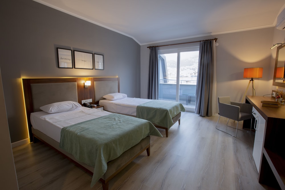 Hma Hotel And Suites 8/50