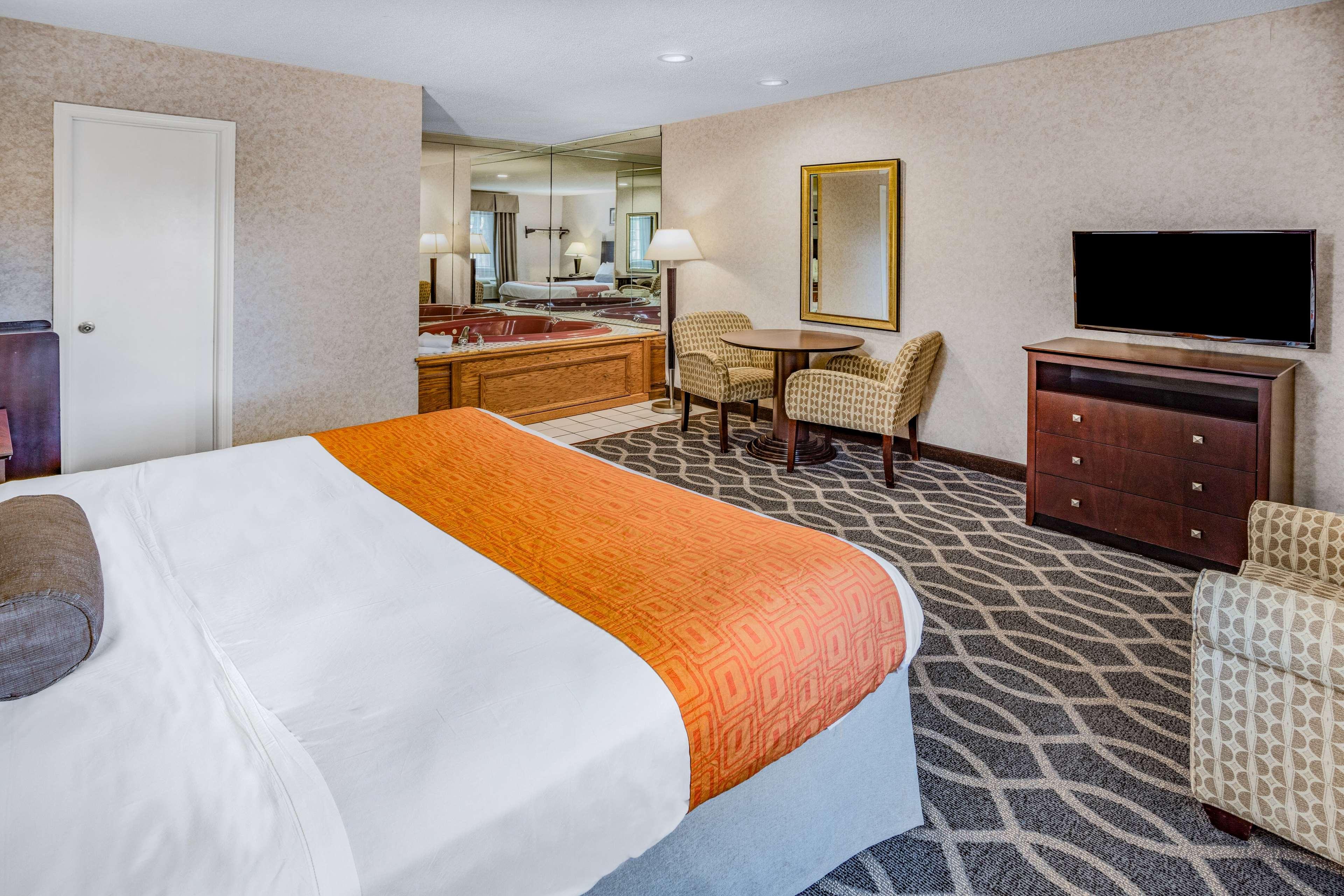 Suite, King Bed, Howard Johnson by Wyndham Lenox 2/3