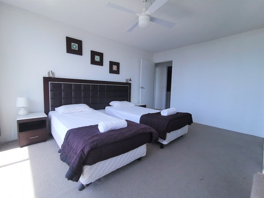 Condor Ocean View Apartments 11/74