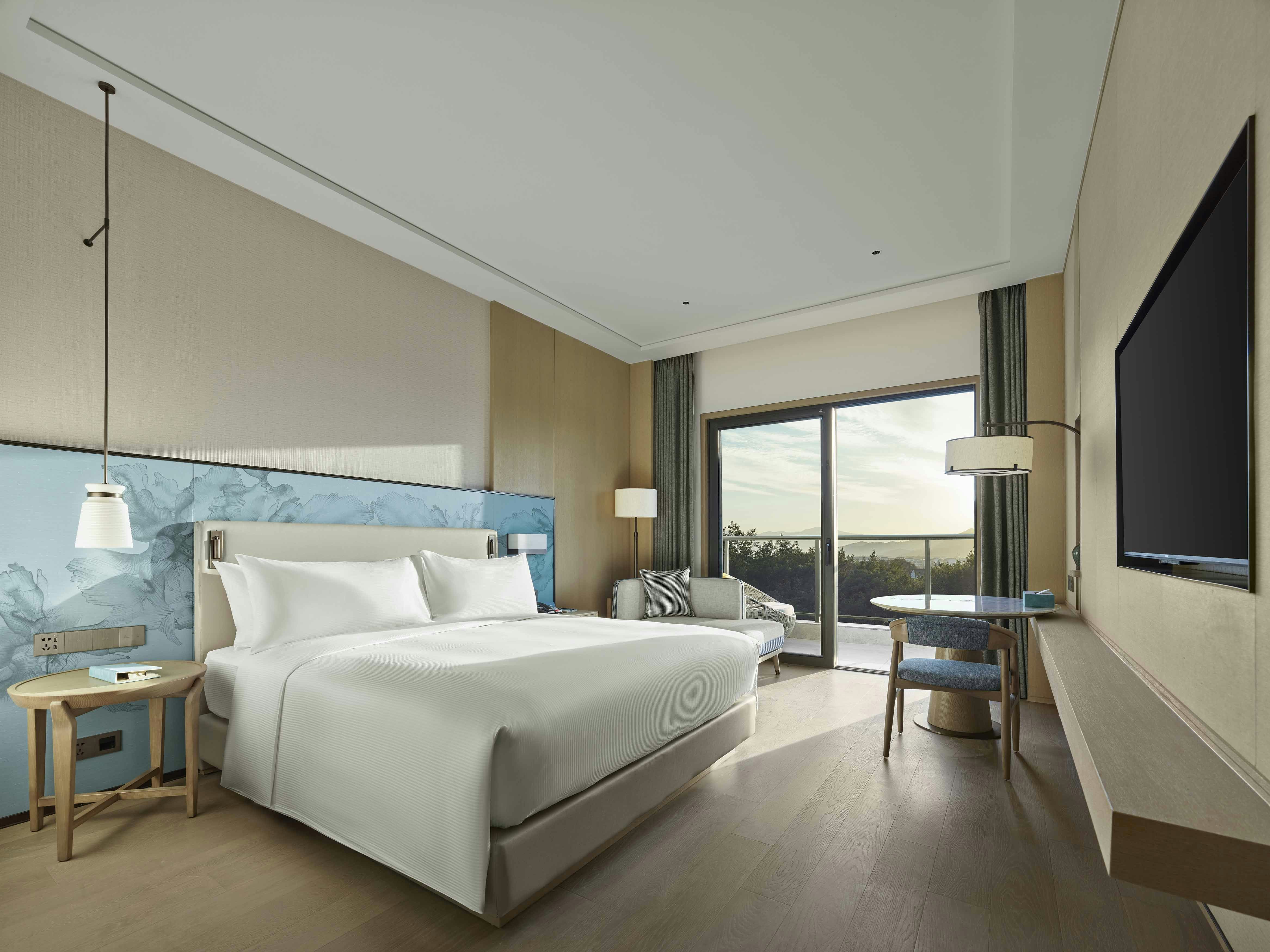 DELUXE, SUITE, KING BED