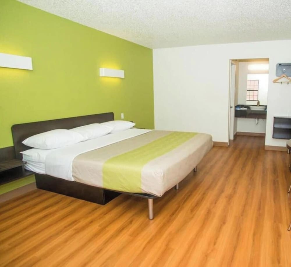 1 King Bed - Non-Smoking, Micfridge
