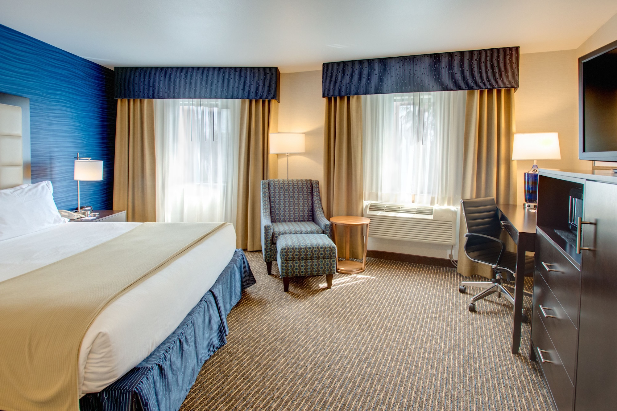Standard, King Bed, Extra Floor Space، Holiday Inn Express Bellingham 4/6