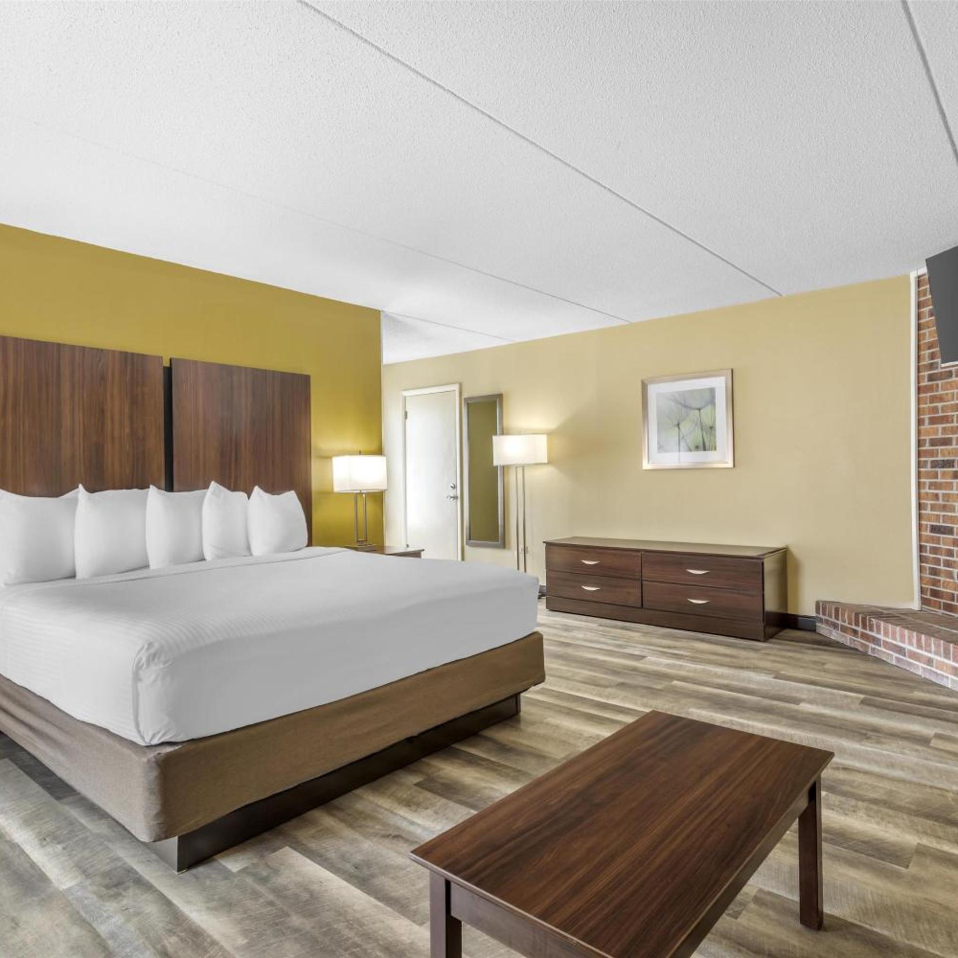 Room, King Bed, with View, Pool Access