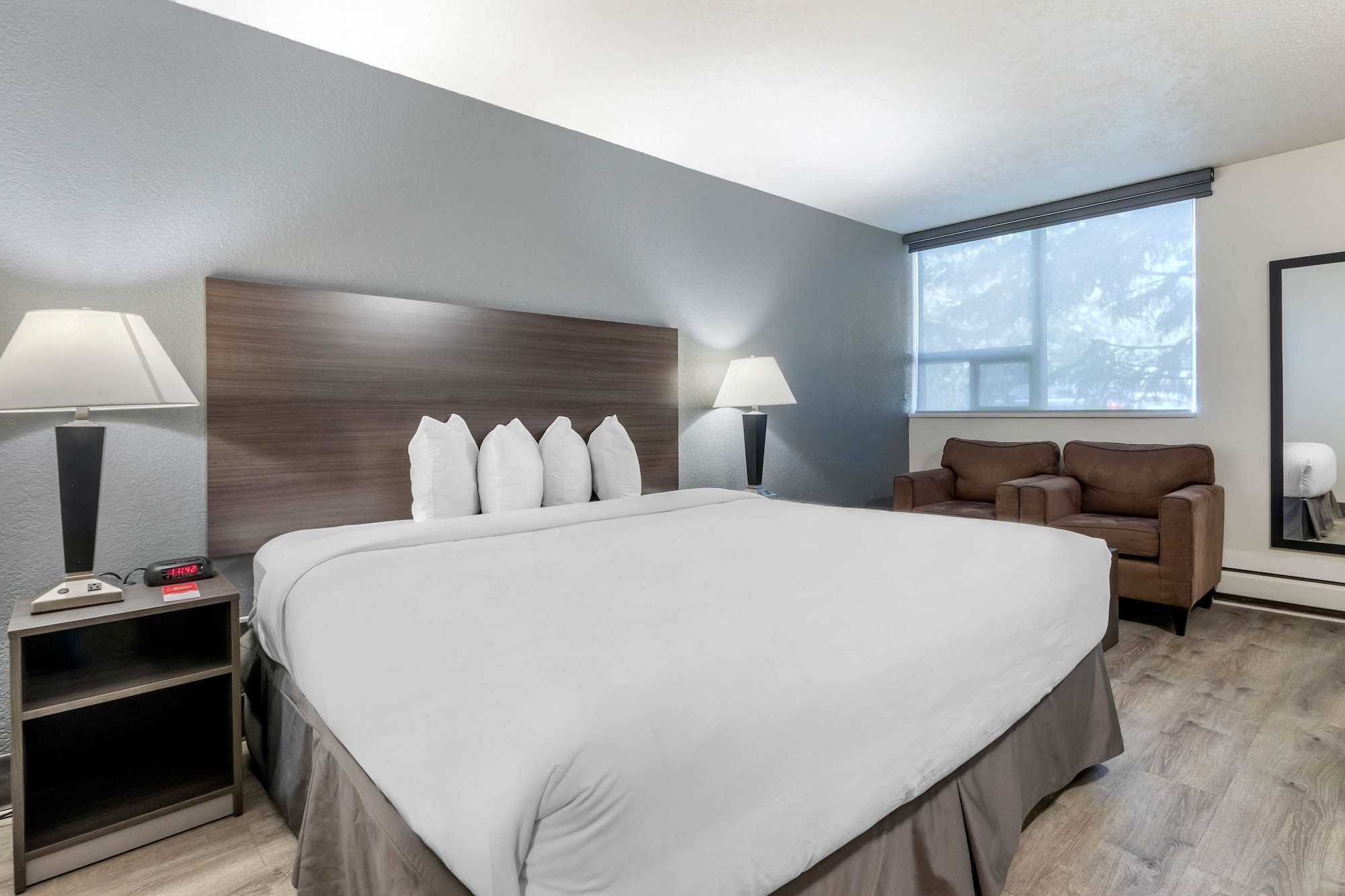 غرفة بسرير كينج، Super 8 by Wyndham Macleod Trail Calgary 3/4