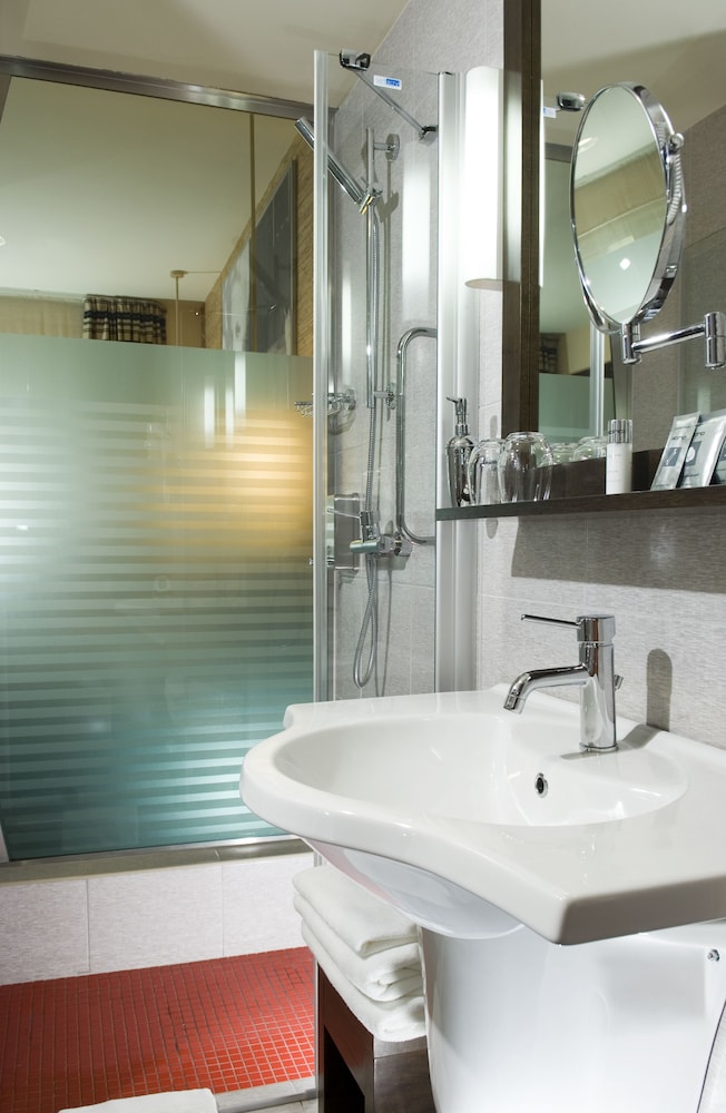 Honest Budapest by Chic & Basic 79/81