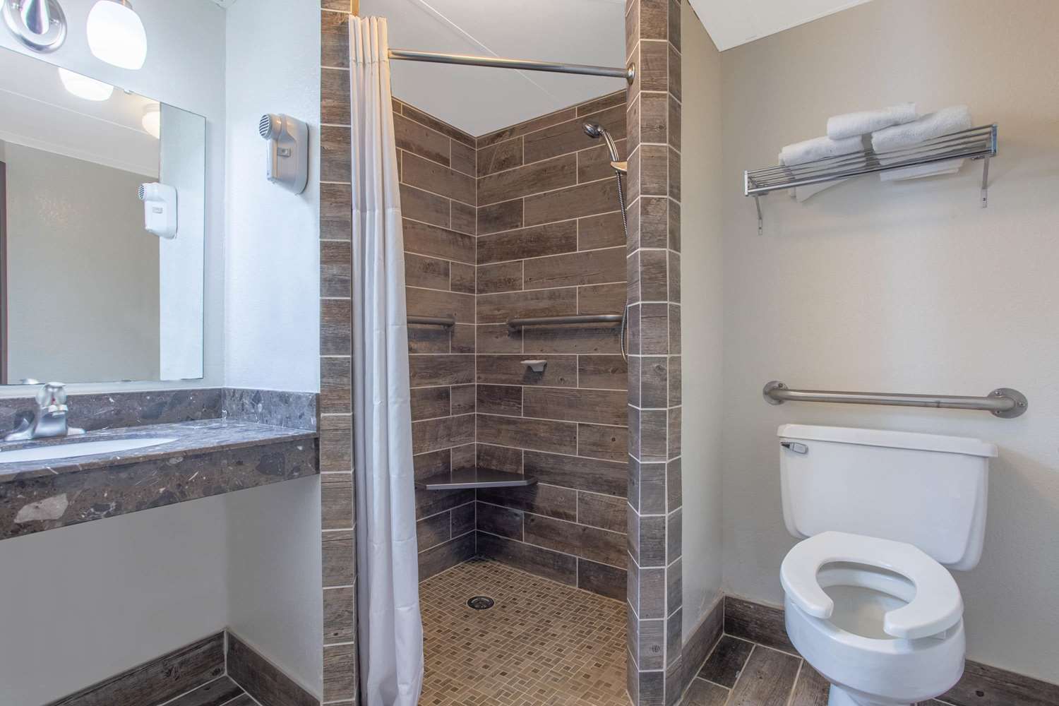 Days Inn by Wyndham Fond du Lac 26/27