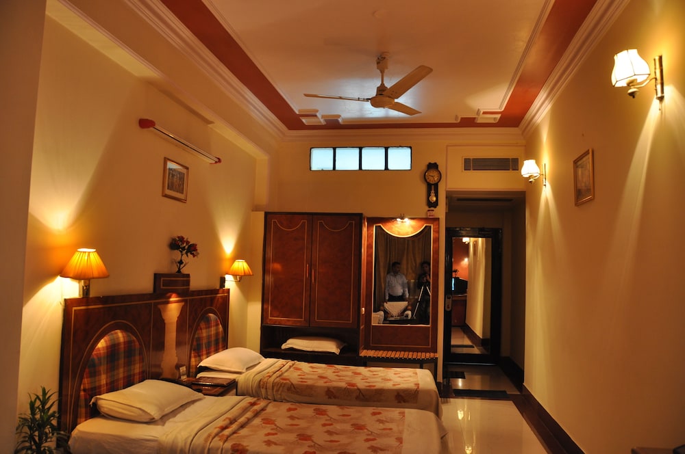 HOTEL RISHI REGENCY 18/32