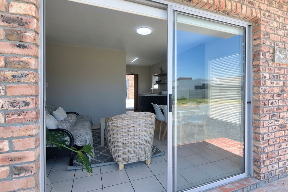 Land's Edge Struisbaai 6/33