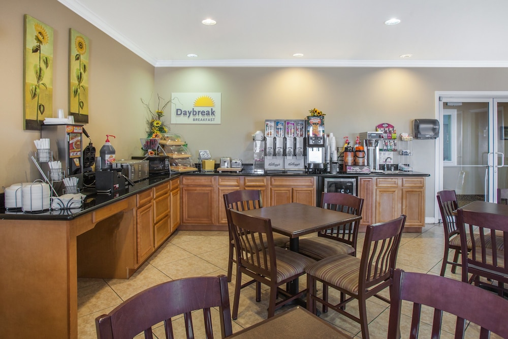 Days Inn & Suites By Wyndham Cabot 39/56