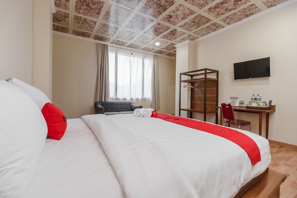 RedDoorz Plus near Soekarno Hatta Airport 2 6/30