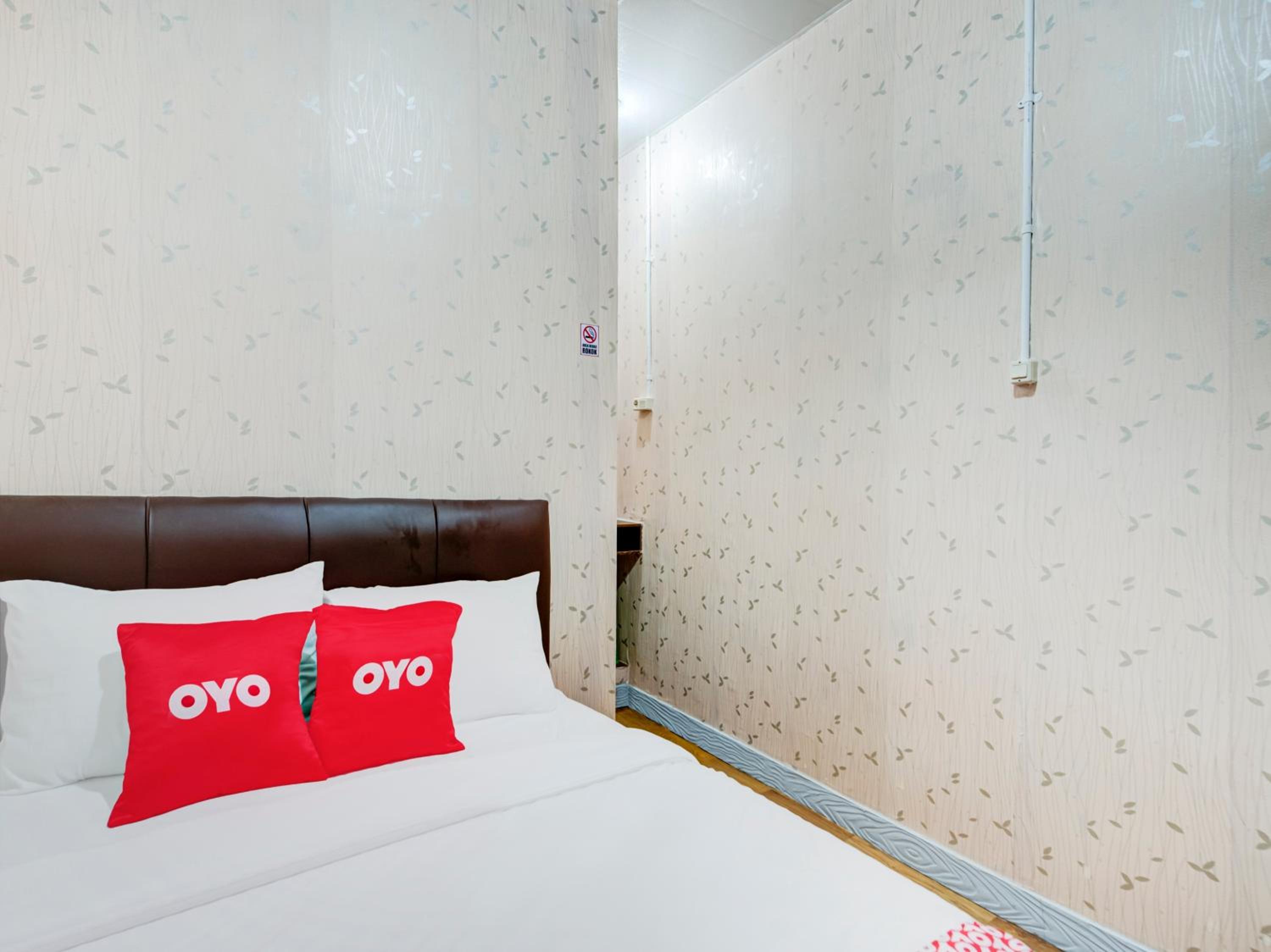 OYO 3198 Sukomanunggal Inn 6/49