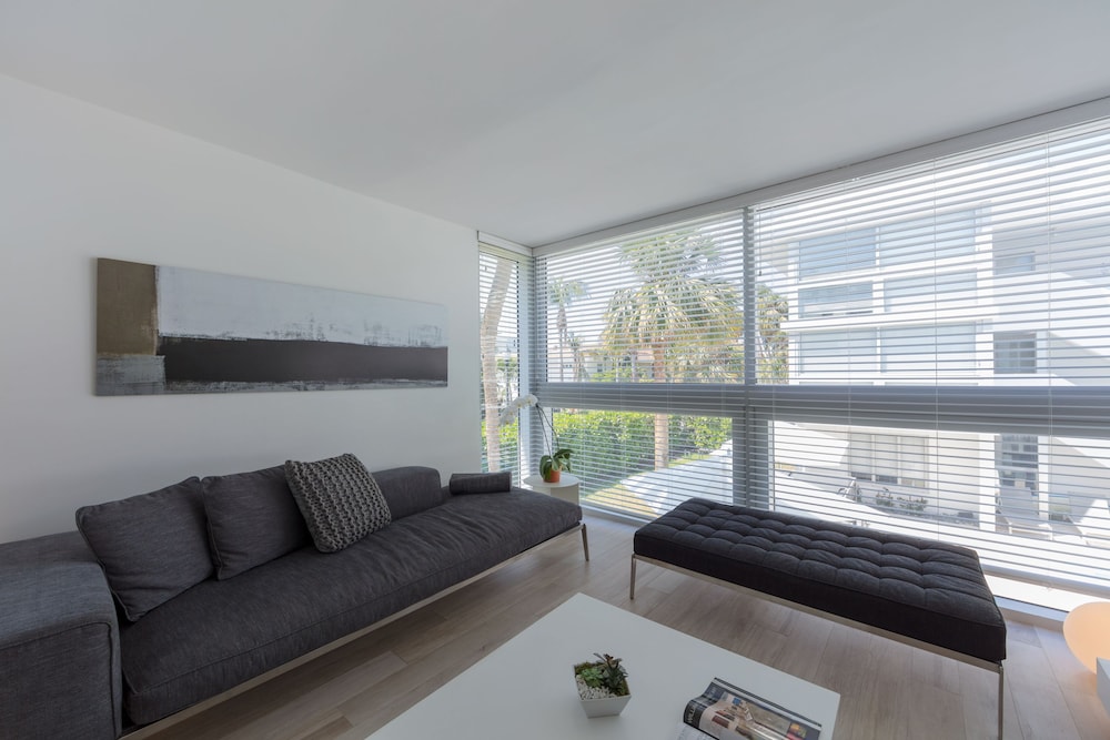 Beach Haus Key Biscayne 24/50