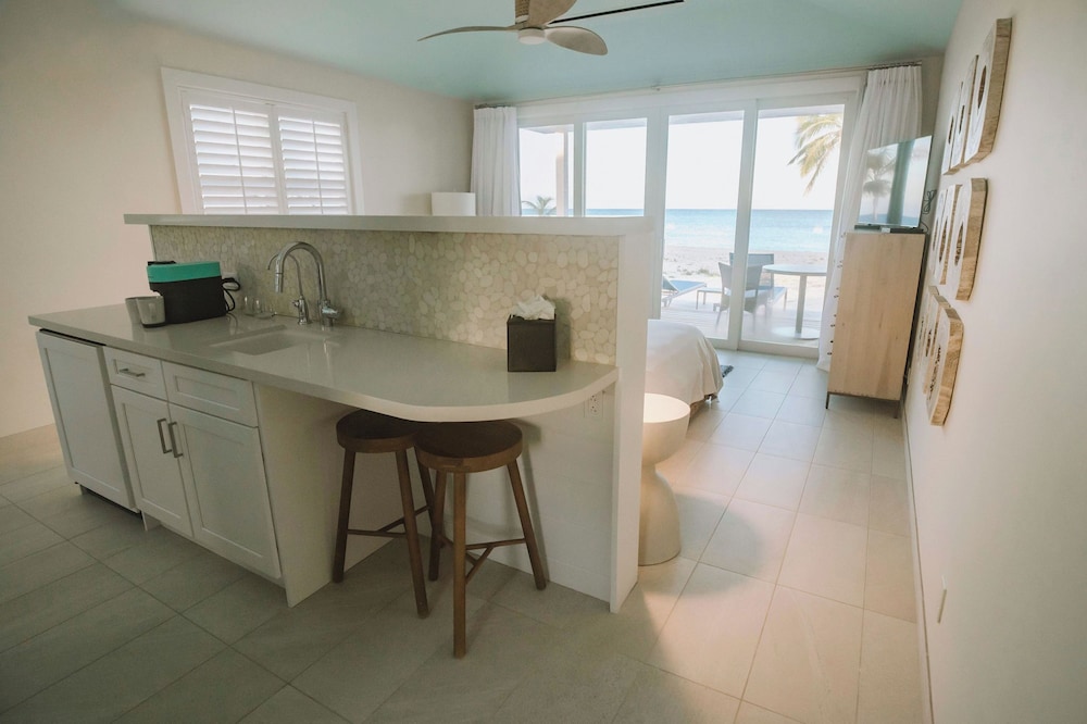Cape Eleuthera Resort and Marina 24/40