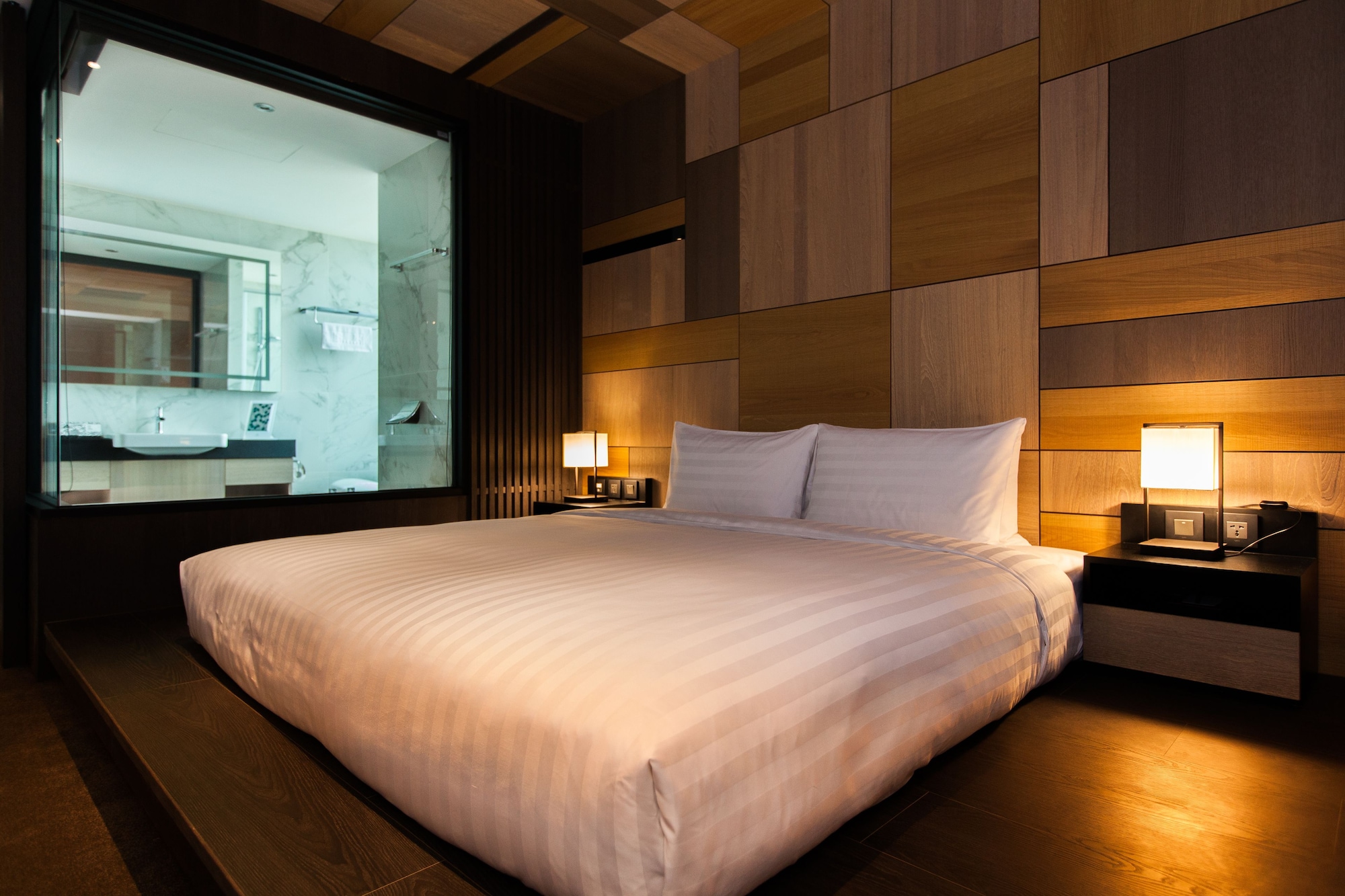 EXECUTIVE, SUITE, BATHTUB