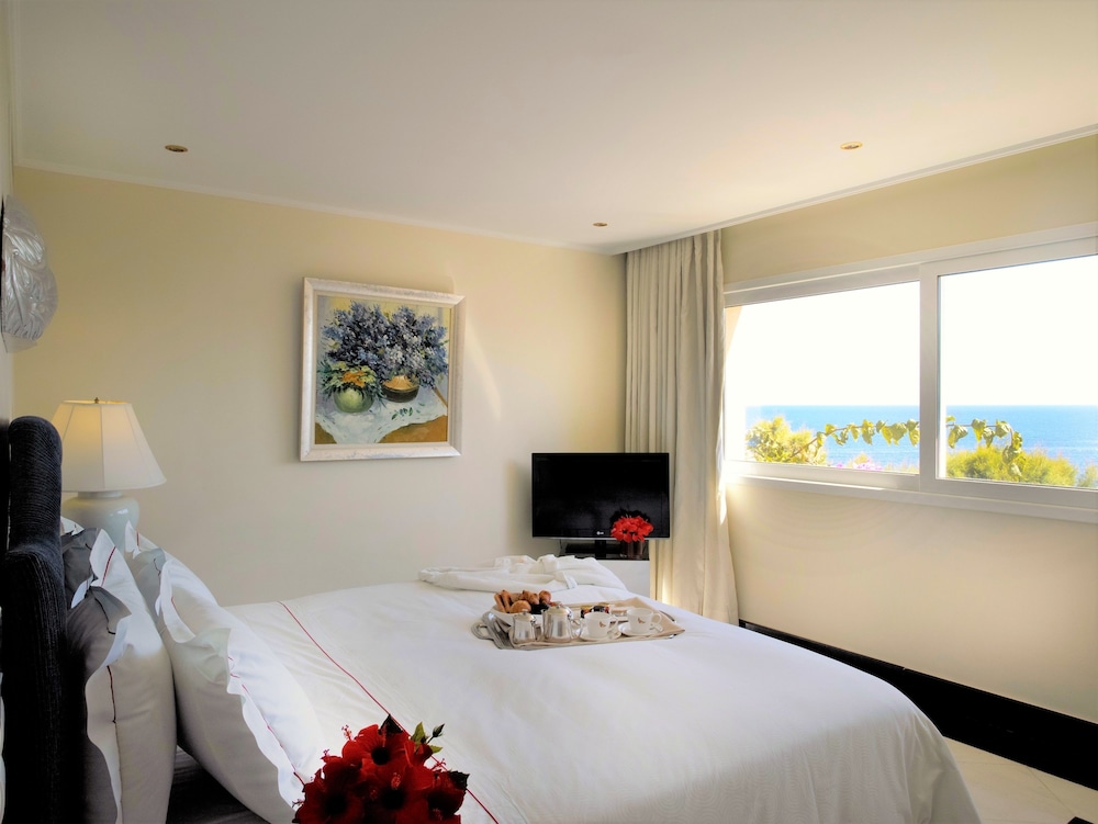 3 Bedrooms, Exclusive, Pool, Maisonette, Single