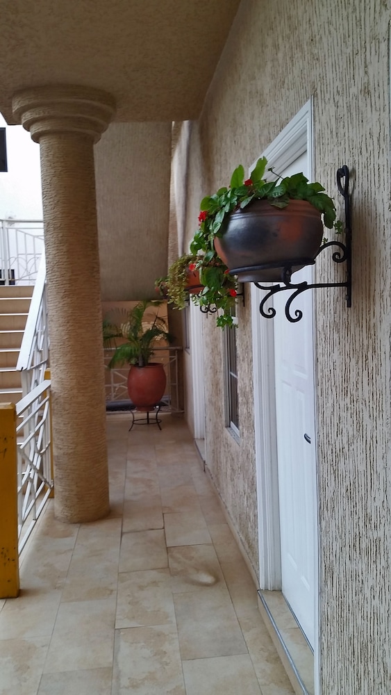 Tropical Enclave Hotel 10/60