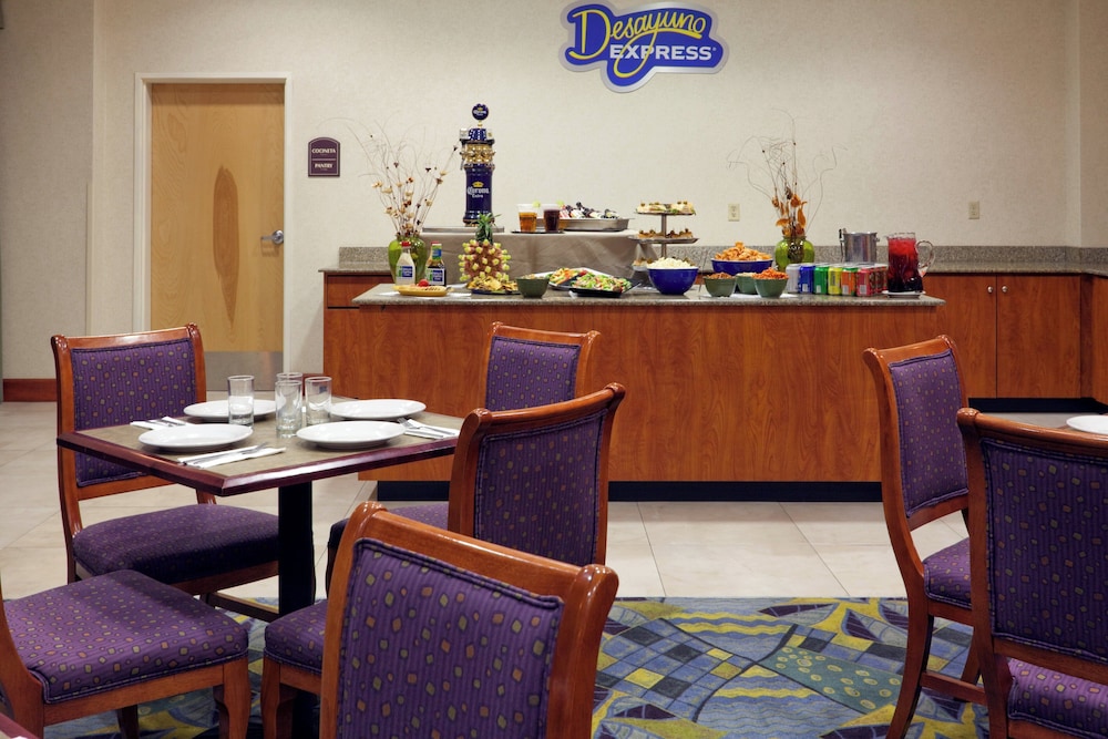 Holiday Inn Express Hotel and Suites Toluca Zona Aeropuerto 55/72