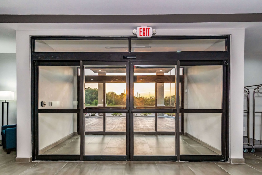 Comfort Suites DeSoto Dallas South 11/51