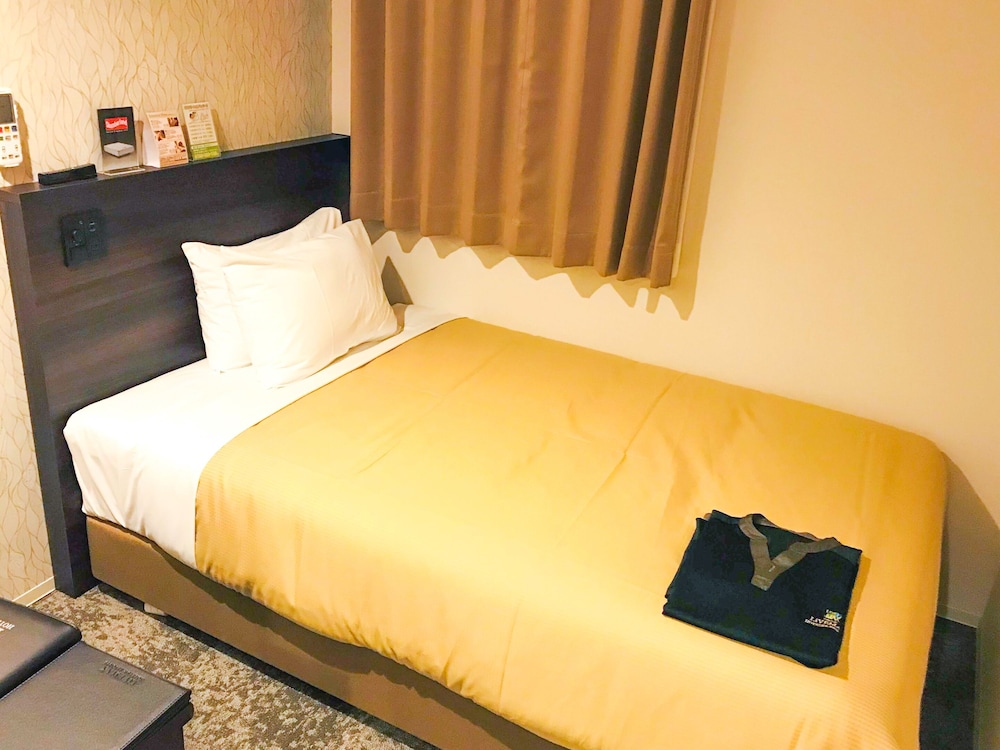 ROOM, SINGLE