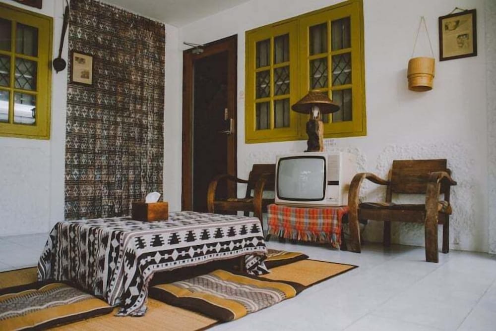 Past Tense Hostel 40/50
