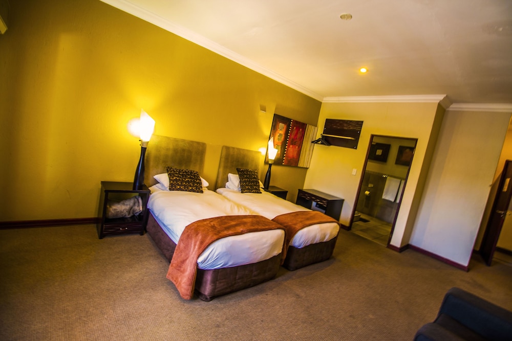 Coyotes Hotel & Conference Centre 11/25
