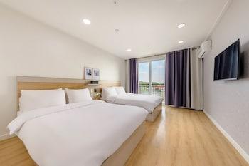 Deluxe, 2 Double Beds, No Window