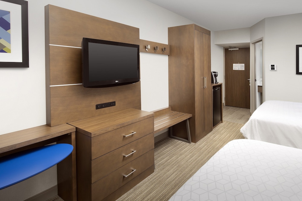 HOLIDAY INN EXPRESS ANDOVER NORTH - LAWRENCE 18/50
