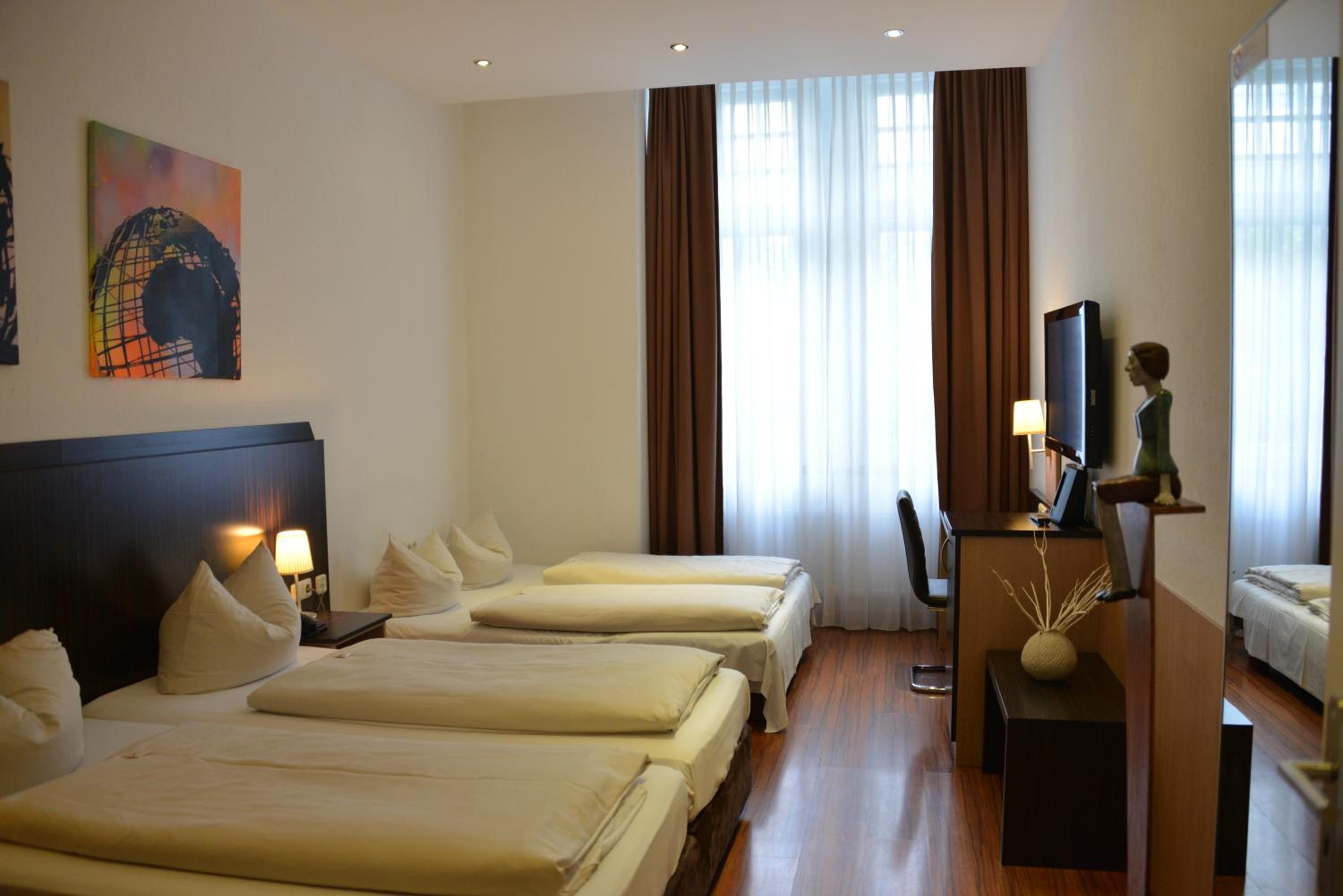 Room, Triple, Twin Beds, Sofa 5/10