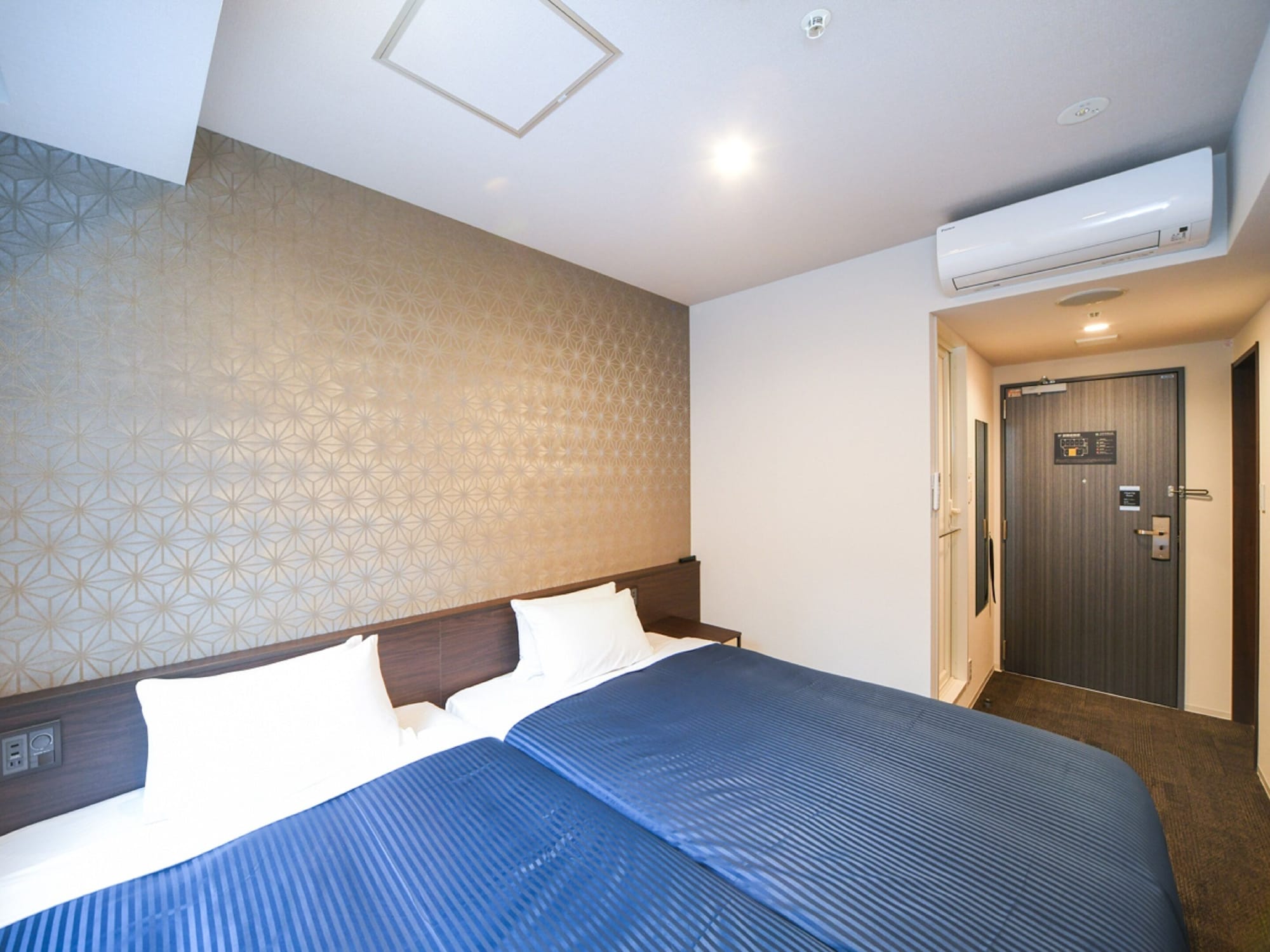 ROOM, TWIN BEDS, SMOKING