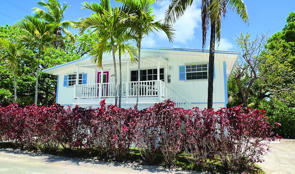 Pines Palms Resort 7/73