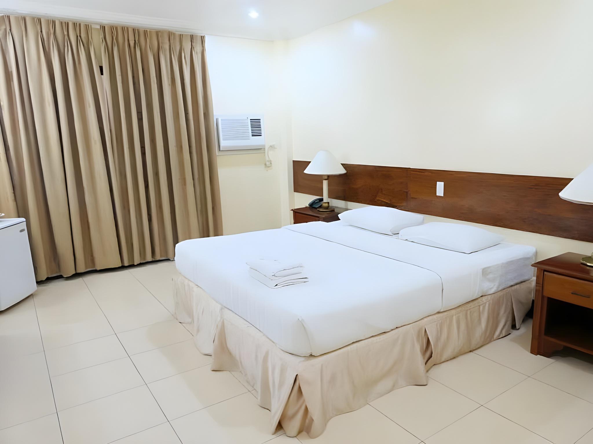 غرفة تنفيذية بسرير كينج، Dotties Place Hotel And Restaurant 2/2