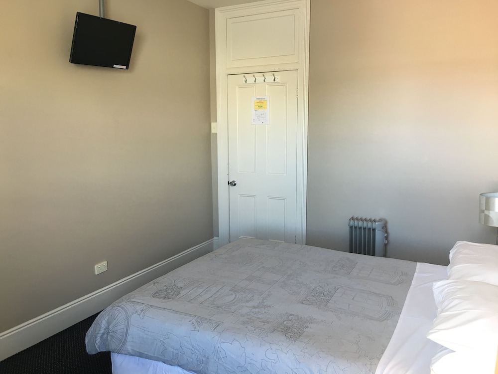 STANDARD, QUEEN BED