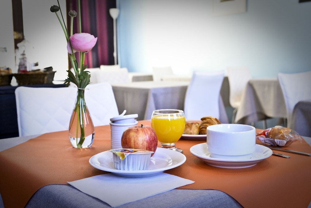 THE HOTEL COMTY 14/16
