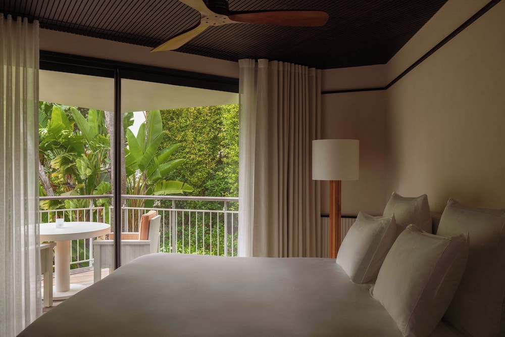 DELUXE, KING BED, GARDEN VIEW