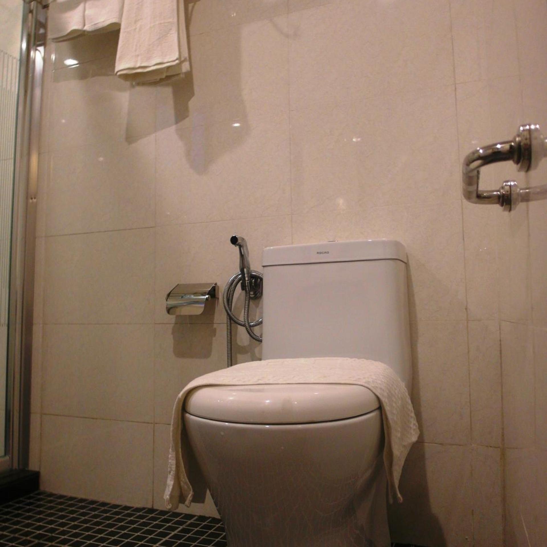 جناح جونيور، Mandarin Hotel 9/10