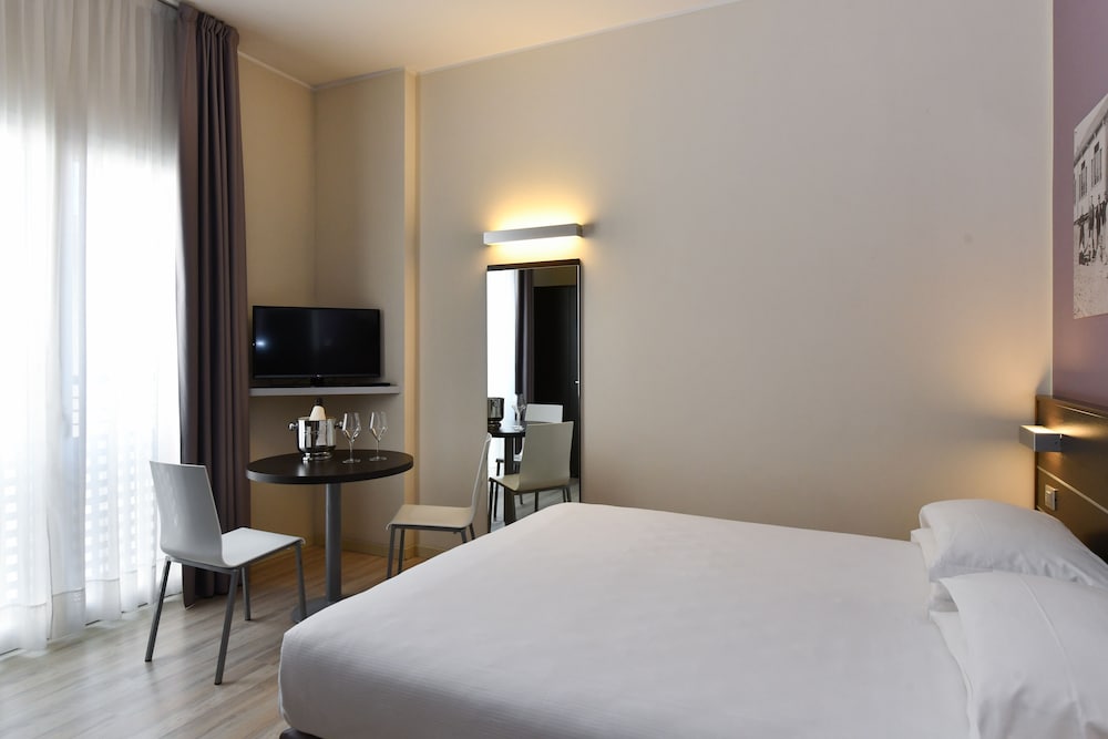 Vienna Hotel 30/56