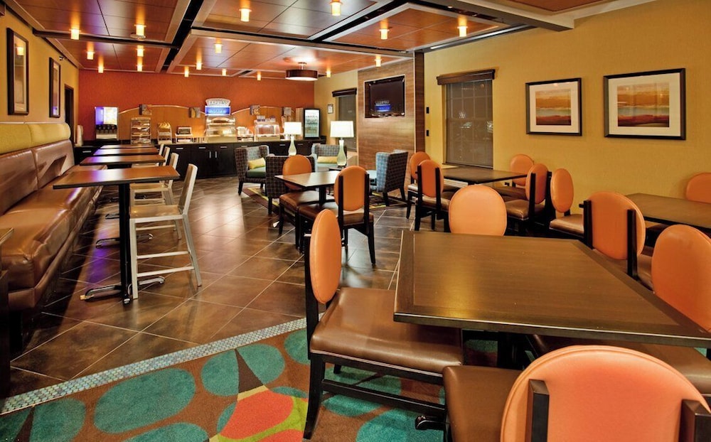Holiday Inn Express Suites North Kansas City Ex Quality Inn Suites 42/52