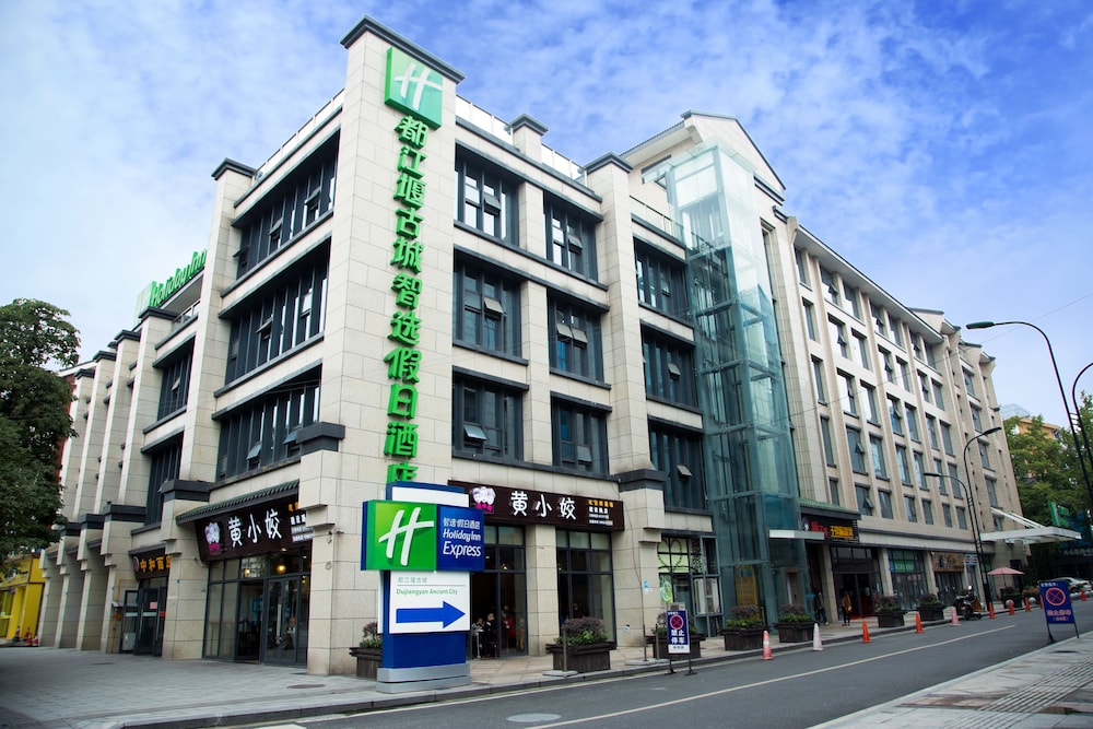 HOLIDAY INN EXPRESS DUJIANGYAN ANCIENT CITY 27/29