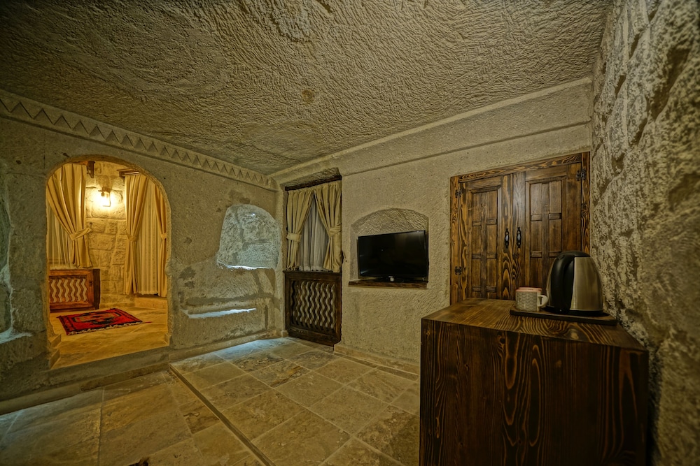CASTLE CAVE HOUSE 20/50
