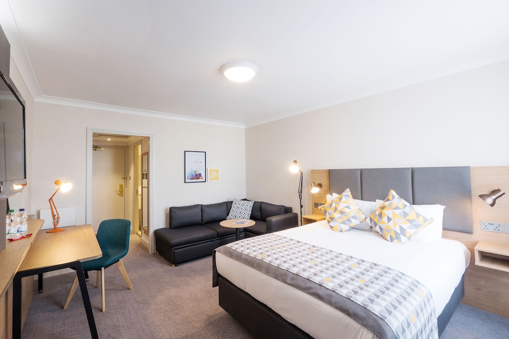 Holiday Inn Farnborough by IHG 12/74