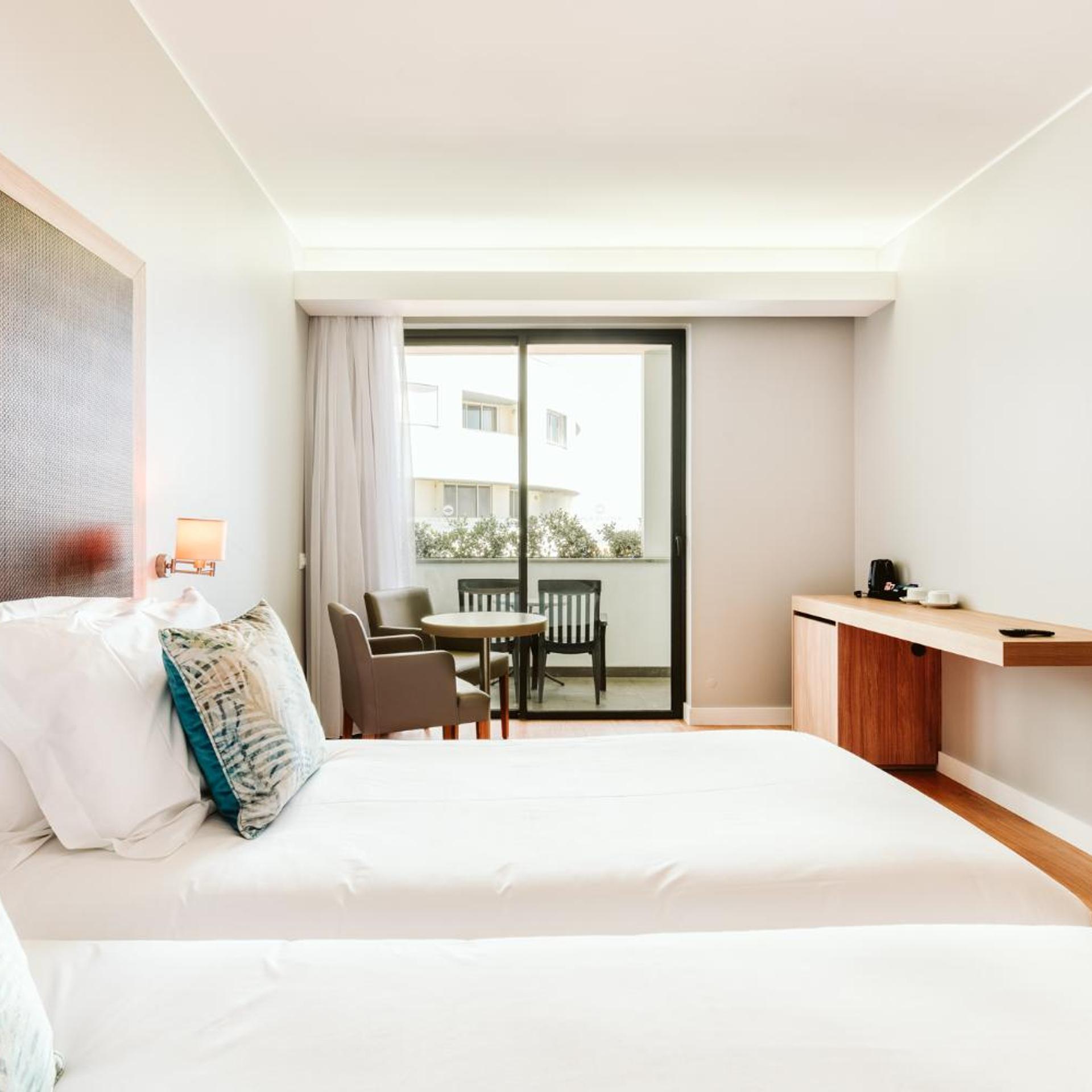 Deluxe, Twin Beds, Lateral Side Sea View
