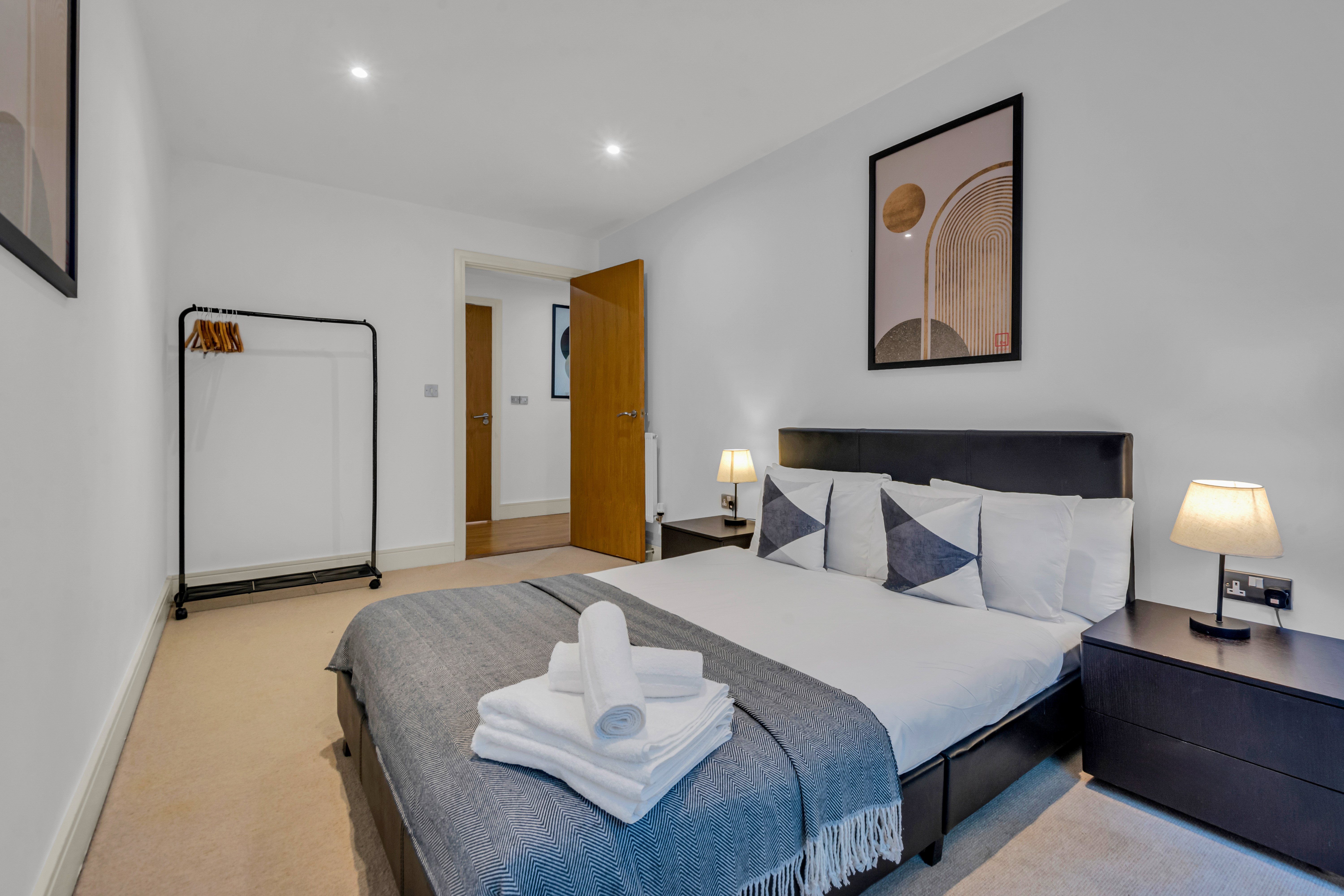 Luxurious Lanterns Court Two-Bedrooms Apartments 10/50