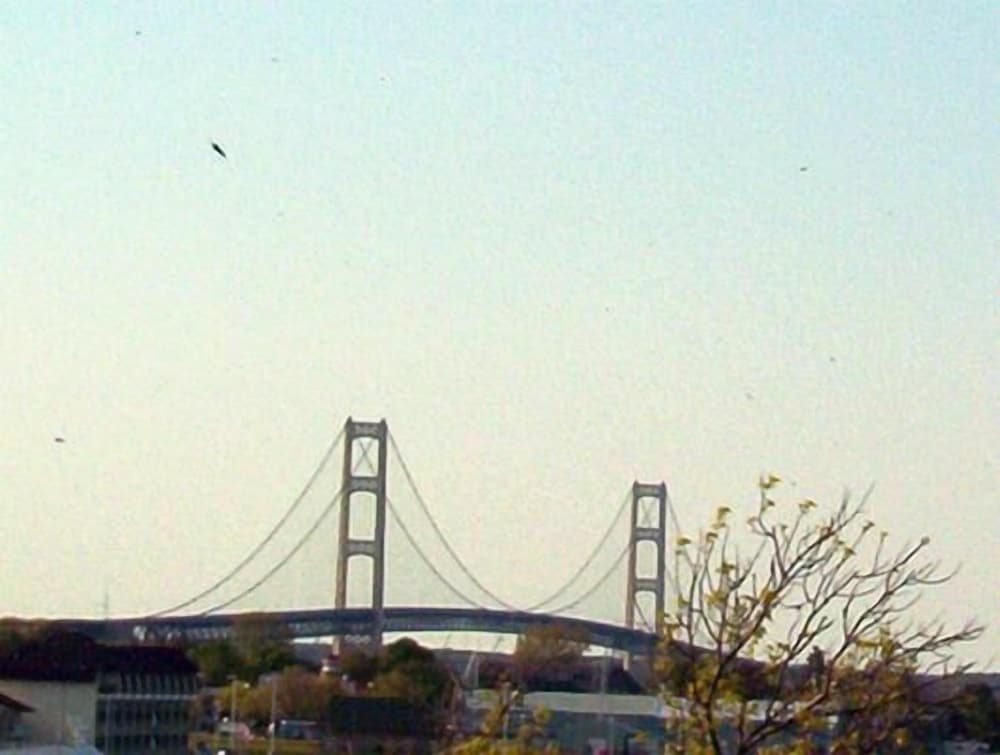 Waterfront Inn - Mackinaw City 21/24